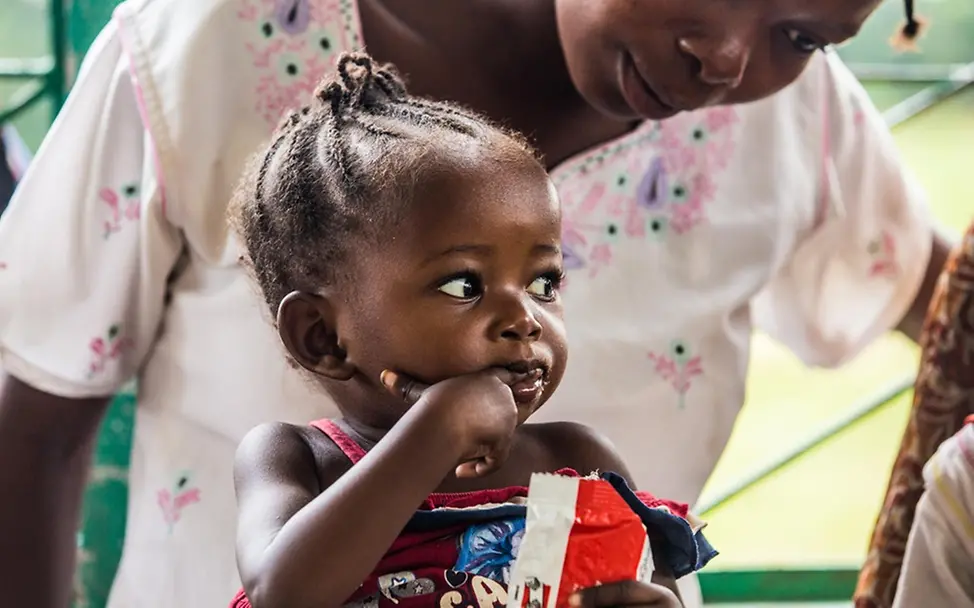 Therapeutische Spezialnahrung, 2018 in der Demokratischen Republik Kongo. | © UNICEF/Tremeau UNICEF 80 Jahre Fotos: Therapeutische Spezialnahrung, 2018 in der Demokratischen Republik Kongo.