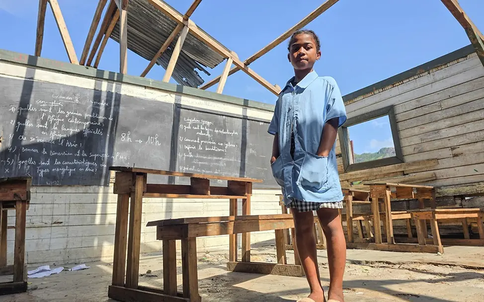 Im März 2025 zerstörte ein Tropensturm das Klassenzimmer der 11-jährigen Christianah in Madagaskar. | ©UNICEF/Ralaivita Im März 2025 zerstörte ein Tropensturm das Klassenzimmer der 11-jährigen Christianah in Madagaskar.