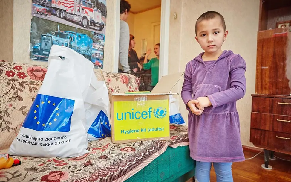 Wir versorgen Kinder in der Ukraine mit Kleidung, Hygienesets und anderen Hilfsgütern. | © UNICEF/Zmey Ukraine-Krise: Hygienesets für Familien unterstützen Kinder in Not.