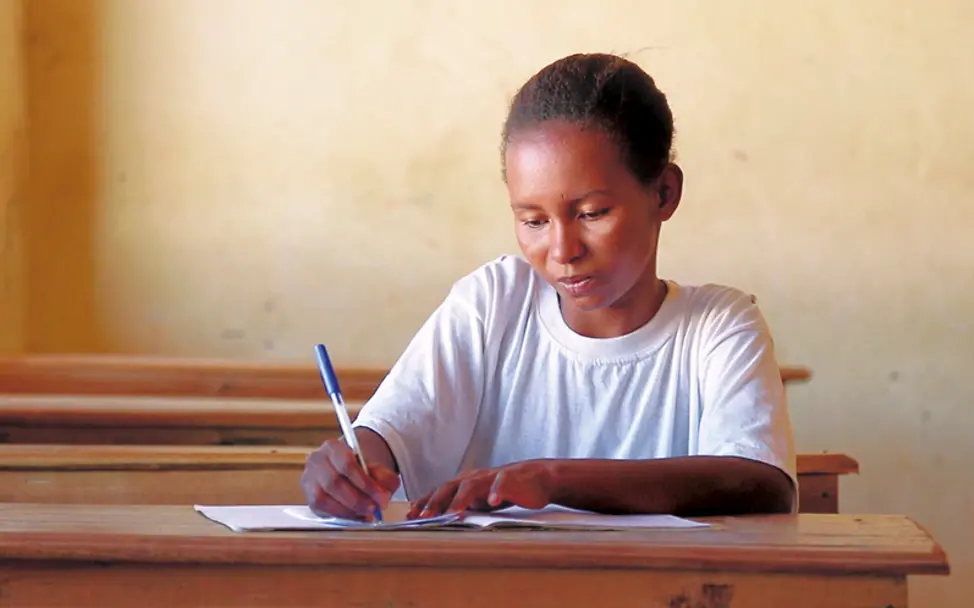 Madagaskar: Charlotte wurde mit 15 Jahren Mutter: „Jetzt kann ich trotzdem lernen.“ | © UNICEF Let Us Learn Madagaskar