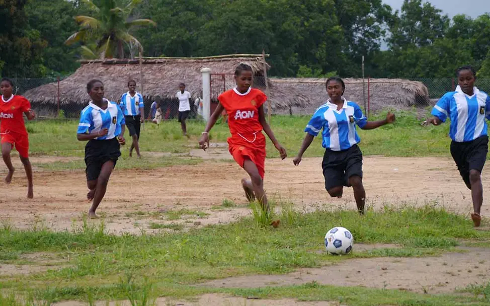 Madagaskar: Durch Sportprogramme bekommen die Mädchen ein stärkeres Selbstbewusstsein. | © UNICEF/Hövener Madagaskar Let Us Learn: Mädchen spielen in der Schule zusammen Fußball.