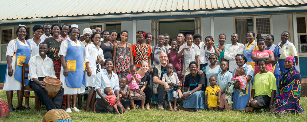 Gruppenbild mit Müttern, Kindern, Ärzten, Schwestern und UNICEF-Mitarbeitern. | © UNICEF/DT2015-23998/Jiro Ose Uganda Ernährungszentrum